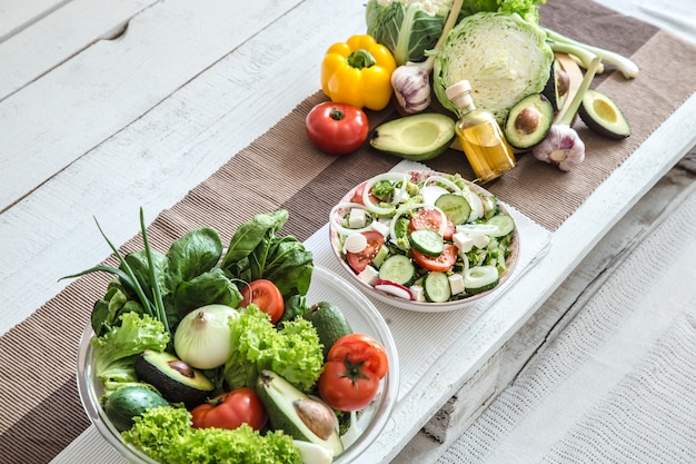 Bereiding van gezonde voeding van biologische producten op tafel