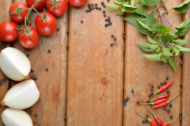 Bereiding van Italiaans eten op houtuien, tomaten, basilicum, peper