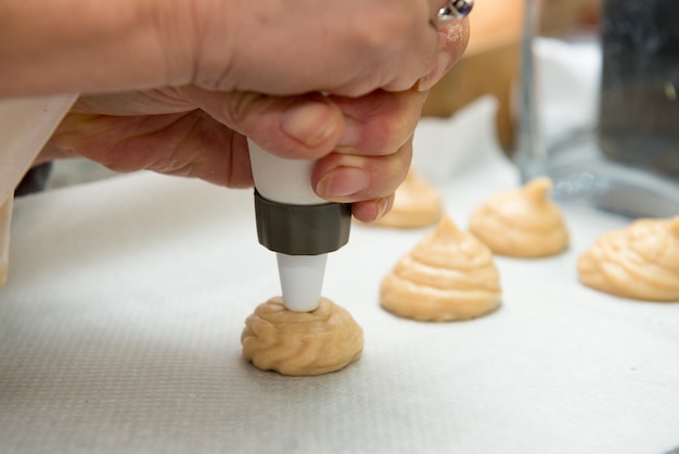 Bereiding van kleine slagroomsoesjes