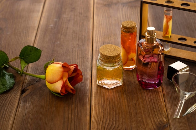 Bereiding van parfums van natuurlijke ingrediënten aromatherapie Verse bloemen in chemische kolven en reageerbuizen