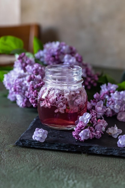 Bereiding van siroop van de lila bloemen en tak van lila bloemen