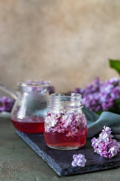 Foto bereiding van siroop van de lila bloemen glazen pot zelfgemaakte lila siroop