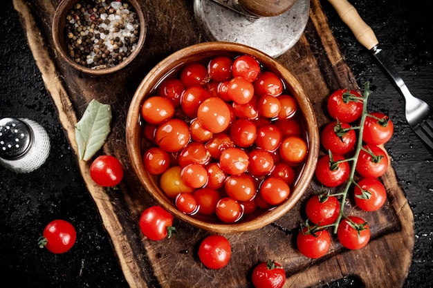 Bereiding van tomaten voor beitsen op een snijplank