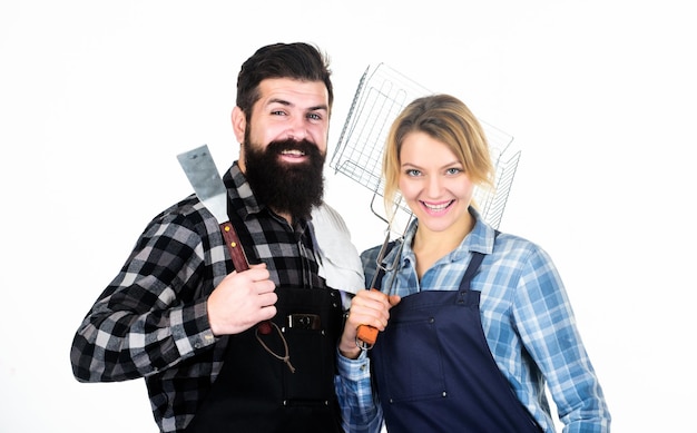 Bereiding van voedsel man bebaarde hipster en meisje voorbereiding en culinair verliefde paar houden keukengerei tools voor het roosteren van vlees picknick barbecue eten koken recept familieweekend