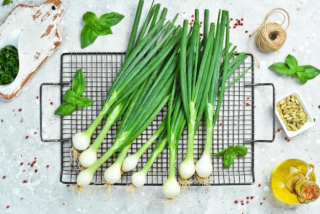 Bereiding Verse groene uien op de keukentafel Bovenaanzicht