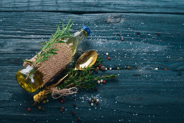 Bereiding voor het koken Oud bestek Op een houten ondergrond Bovenaanzicht Vrije ruimte voor uw tekst