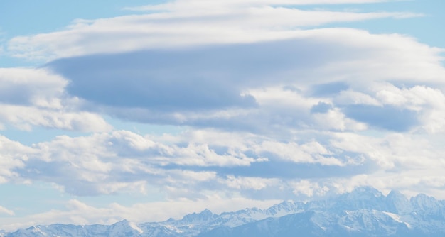 Bereik van bergen en wolken