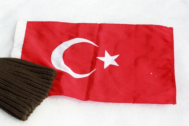Берет и турецкий флаг на снегу