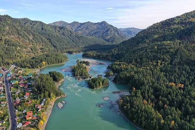 berg altai rivier bovenaanzicht drone, landschap altai toerisme bovenaanzicht