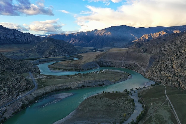 berg altai rivier bovenaanzicht drone, landschap altai toerisme bovenaanzicht