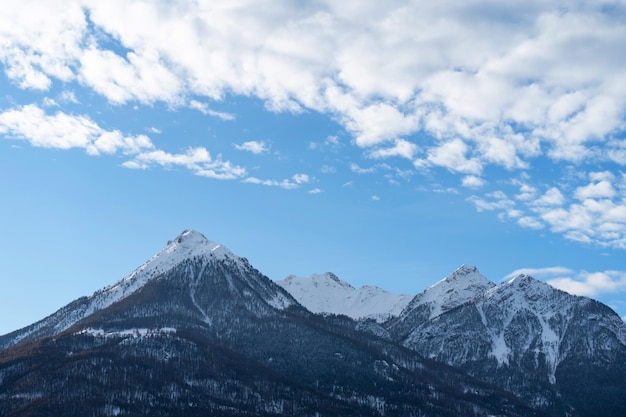 Berg bedekt met sneeuw en mist alpine landschap in italië europa met sneeuw bedekte bergen