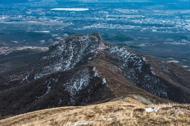 Berg Beshtau bij de lente in Pyatigorsk, Rusland.