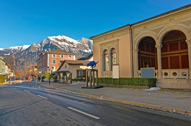 Berg- en kuuroordhuis met kattenstandbeeld. Bad Ragaz is een stad in St. Gallen in Zwitserland, Graubünden Alpen. Spa en recreatie is aan het einde van de Tamina-vallei