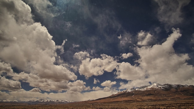 Berg en Land met wolken en lucht met een hoog contrast