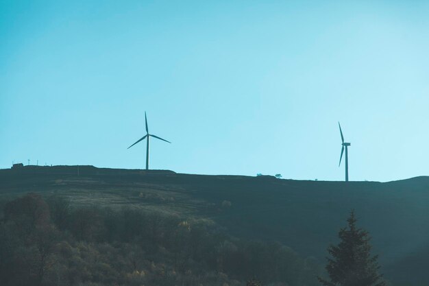 Berg en lucht met windturbine