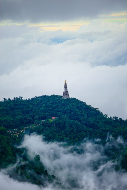 Berg en mist in Phu Thap Boek, provincie Phetchabun