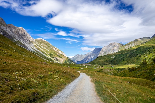 Berg- en wandelpadenlandschap in het nationale park Pralognan la Vanoise. Franse alpen