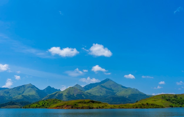 Berg- en waterlandschap