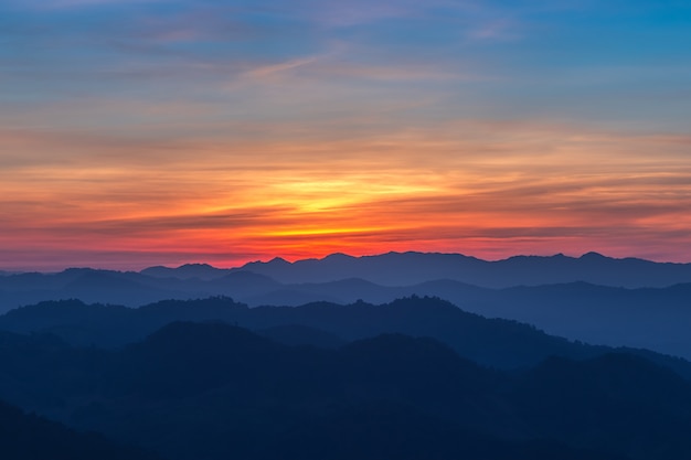 Berg en zonsondergang in Doi-Khamfah, Chiangmai, Thailand.