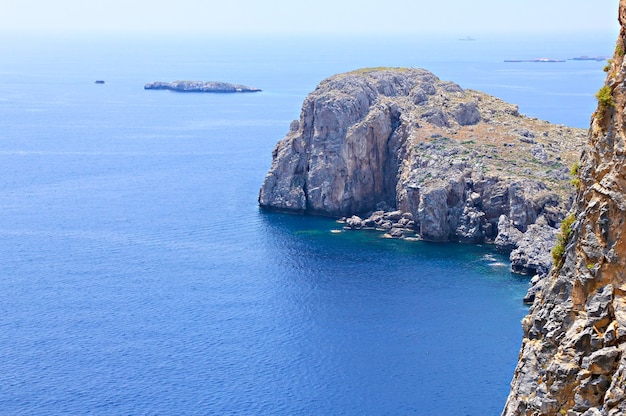 Berg in de baai van Lindos, het eiland Rhodos, Griekenland