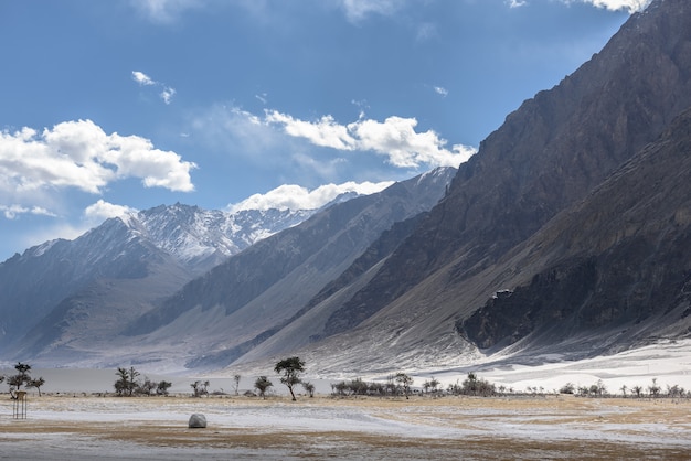 Berg in leh Ladakh met zonlicht