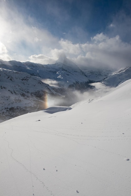 berg matterhorn zermatt zwitserland met verse sneeuw op mooie winterdag