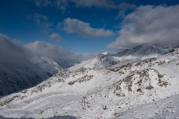 berg matterhorn zermatt zwitserland met verse sneeuw op mooie winterdag
