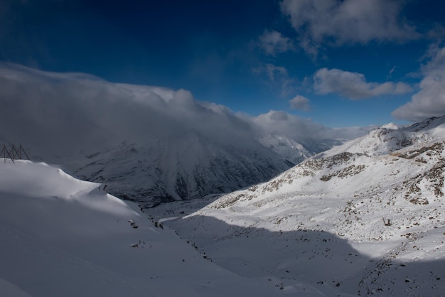 berg matterhorn zermatt zwitserland met verse sneeuw op mooie winterdag