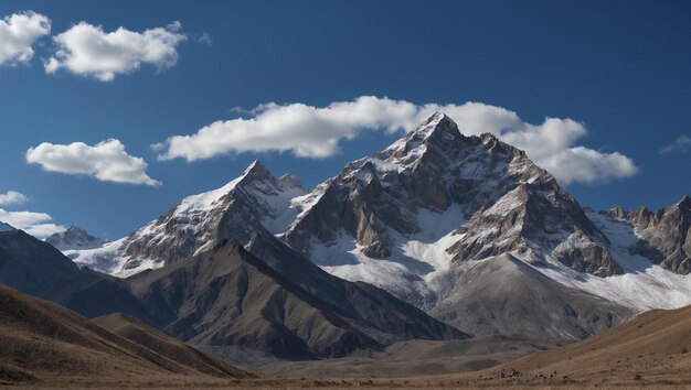 berg met helder blauwe lucht landschap