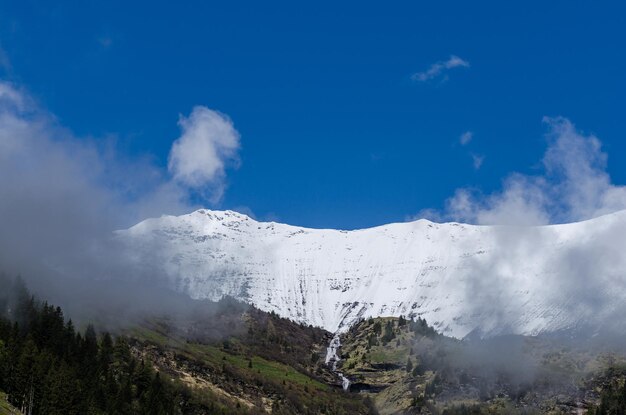 Berg met sneeuw en blauwe lucht