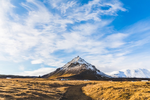 Berg met sneeuw in ijsland, de winterlandschap