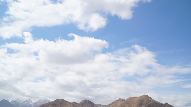 Berg met wat wolk op de blauwe duidelijke hemel