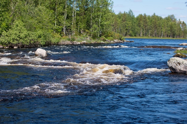 Foto berg noordelijke rivieren met een drempel en een waterval republiek karelië