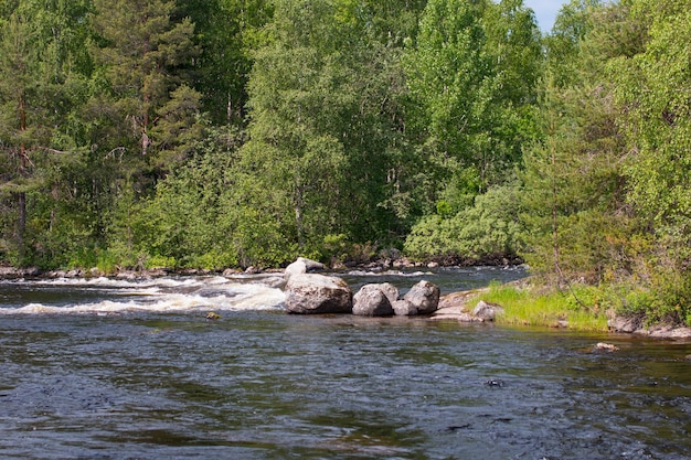 Berg noordelijke rivieren met rotsen en een waterval Republiek Karelië