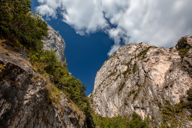 Berg schilderachtig alpien panoramisch landschap, grijze rotsen, blauwe luchten