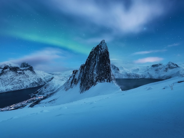 Berg Segla en hemelachtergrond met noorderlicht Aurora borealis op Senja-eilanden Noorwegen Noorderlicht boven bergen