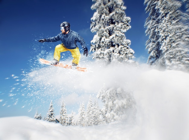 Berg-skiër sprong zijaanzicht buitenshuis