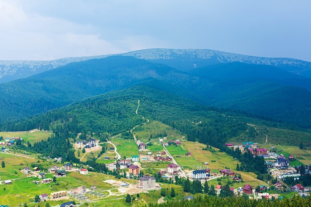 Berg skipiste in zomerdag. Groen bergenlandschap op achtergrond.