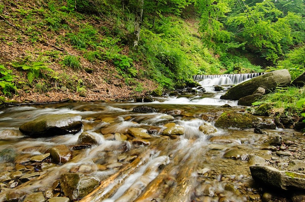 Berg snelstromende rivier shipot waterval stroom van water in de rotsen