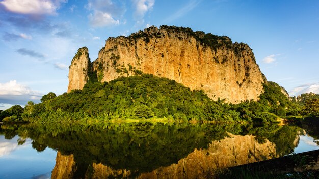 Foto berg water reflectie