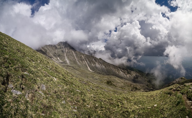 Berg wolk bovenaanzicht landschap