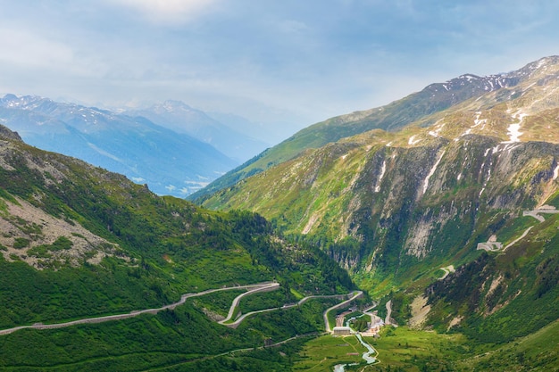 Berg zomerlandschap Furka Pass in de Zwitserse Alpen Serpentine road