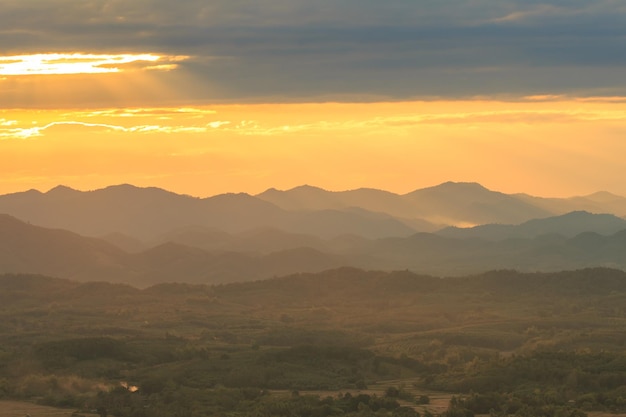 bergachtig landschap bij zonsondergang