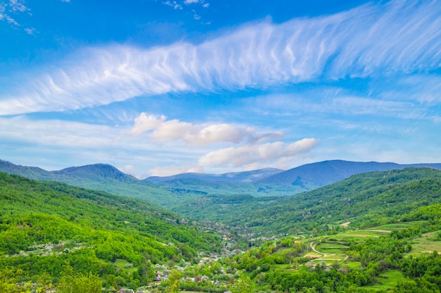 Bergachtig landschap een dorp tussen de bergen de lucht met wolken