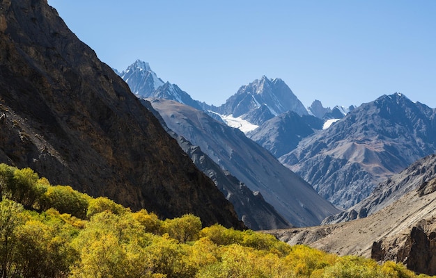 Bergachtig landschap in de herfst in de Hunza-vallei, Pakistan. Besneeuwde toppen, rotsachtige bergen