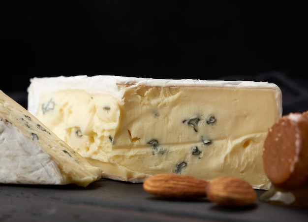 Foto bergader blauwe kaas op een bruin houten bord heerlijke snack