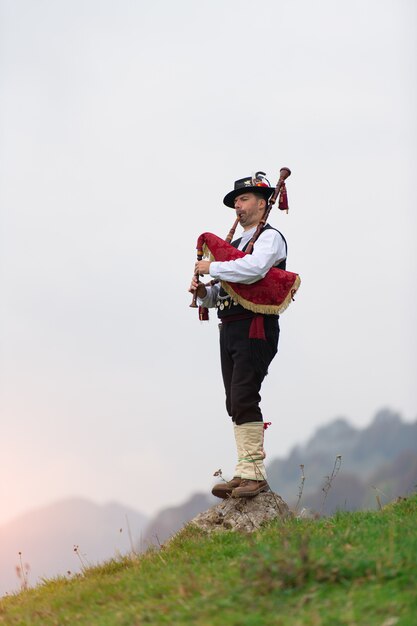 북부 이탈리아의 전통 악기 연주 베르가 모 bagpiper