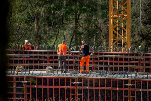 ベルガモイタリア2018年4月下水処理場の建設のために働いている労働者