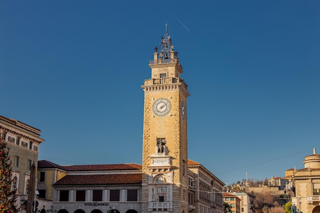 Photo bergamo italy tower torre dei caduti located on piazza vittorio veneto in the lower part of bergamo