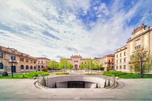 Foto bergamo la nuova piazza dante alighieri con il palazzo di giustizia